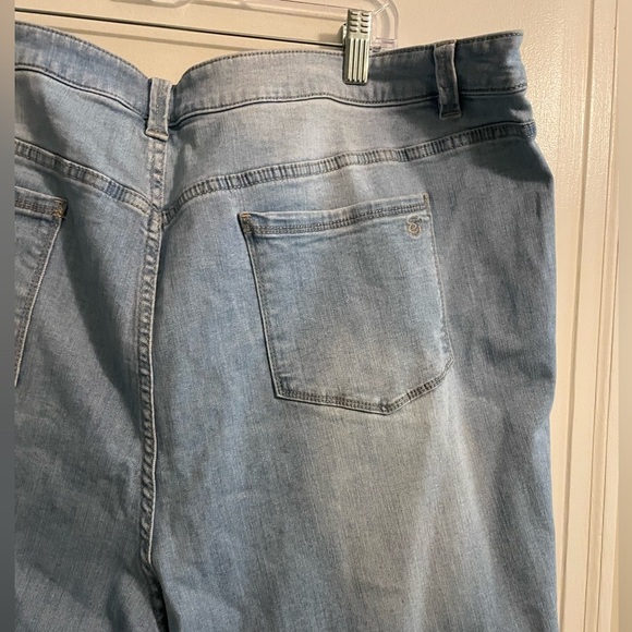 Susan Graver Girlfriend Raw Hem Cuffed Light Wash Jean Size 22W - Picture 13 of 16